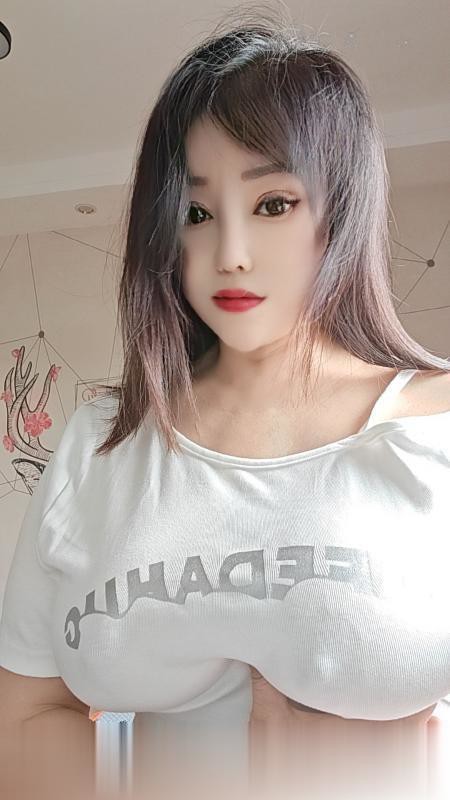 上海闵行巨乳寂寞骚骚天然大胸，又软又挺，乳交特爽