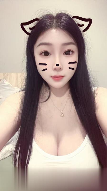 深圳波霸水多多.低胸装感觉胸要爆出来