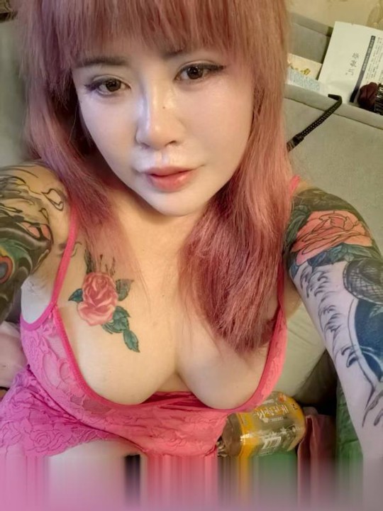 河南南阳纹身大奶瓶精神少妇