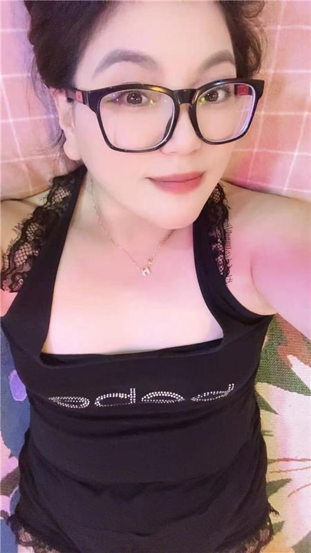 包头长途汽车站骚B微微小姐姐颜值耐看少妇人妻，胸够用