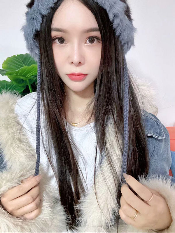 草房C米回归 23岁的萝莉型邻家美女