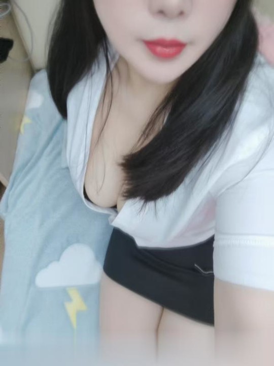 南京张府园少妇.美女属于丰满型的。长发飘飘。挺有韵味