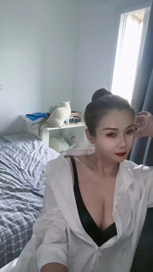 小活自聊自做贵在真实的美女小姐姐